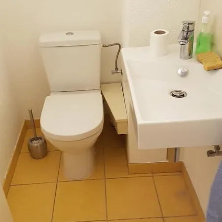 F2 Moeblierte 2,5 - 60 M2 Lägenhet *