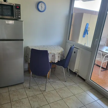 F2 Moeblierte 2,5 - 60 M2 *
